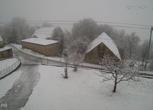 Dinara se već cijela zabijelila, a snježnih pahulja ima danas i na Promini