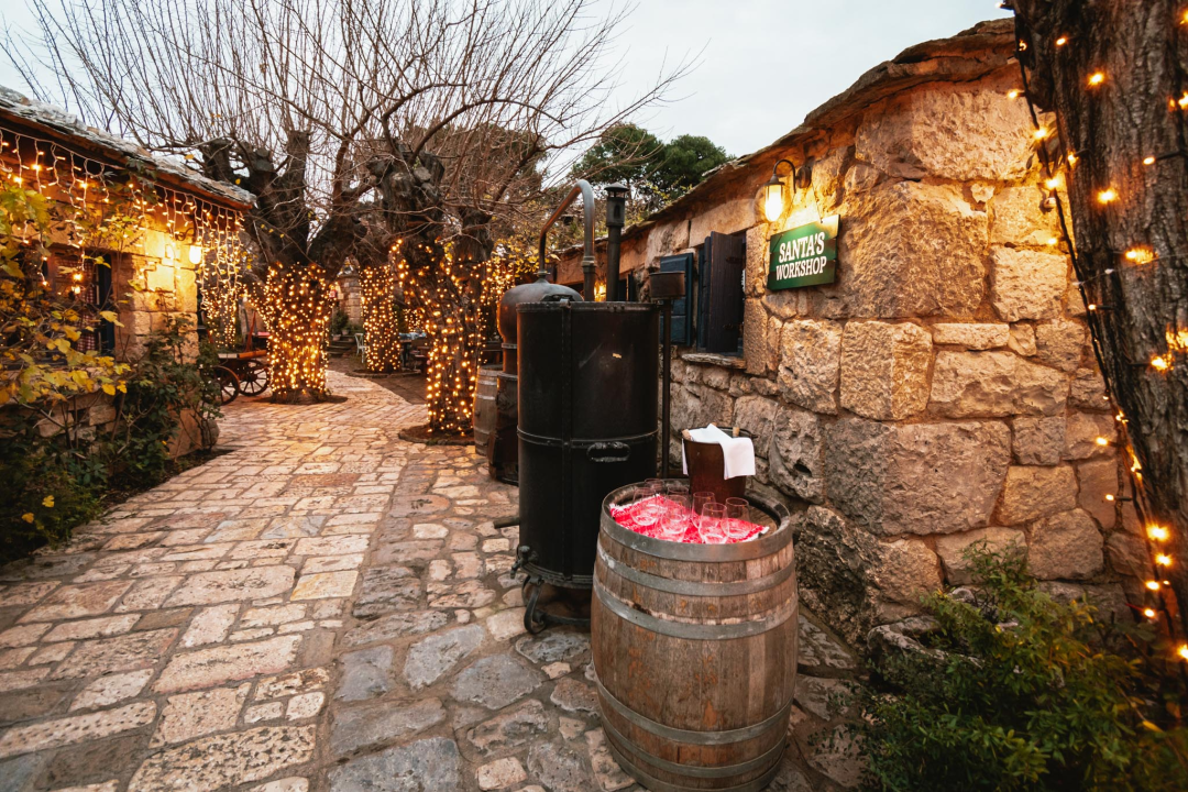 Djed Božićnjak čarobno selo preselio u Amadria Park! Dođite na radionice, koncerte, klizanje i božićne delicije!