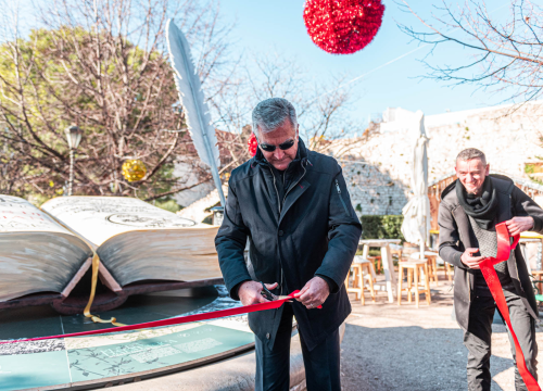Fotografija 3 - Najteže štivo u gradu: U parku otvorena 300 kila teška knjiga koju su šibenski umjetnici izrađivali više od 500 sati