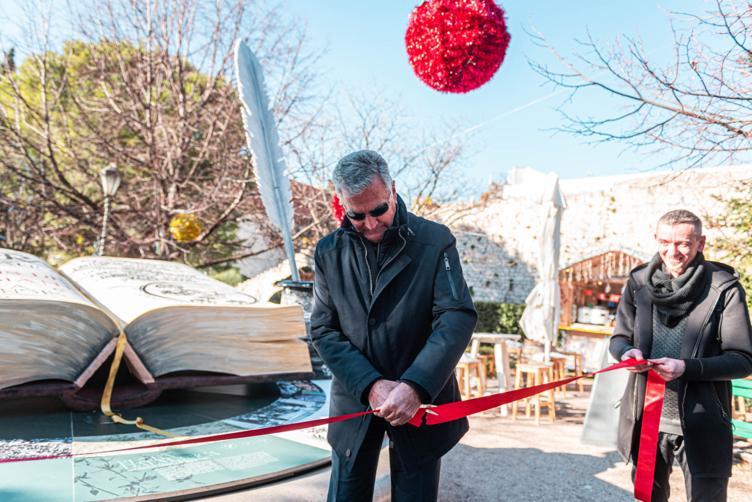 Najteže štivo u gradu: U parku otvorena 300 kila teška knjiga koju su šibenski umjetnici izrađivali više od 500 sati