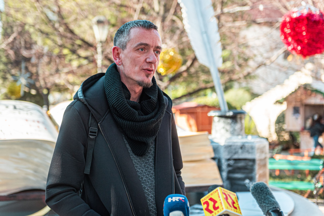 Najteže štivo u gradu: U parku otvorena 300 kila teška knjiga koju su šibenski umjetnici izrađivali više od 500 sati