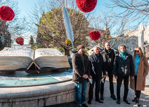 Fotografija 9 - Najteže štivo u gradu: U parku otvorena 300 kila teška knjiga koju su šibenski umjetnici izrađivali više od 500 sati