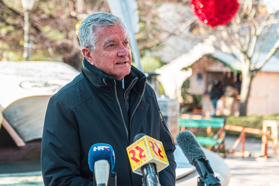 Najteže štivo u gradu: U parku otvorena 300 kila teška knjiga koju su šibenski umjetnici izrađivali više od 500 sati