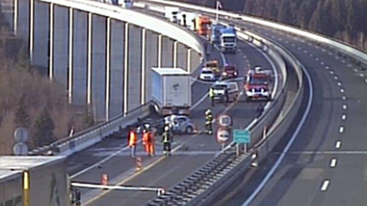 Teška prometna na autocesti Zagreb-Rijeka: Dvije osobe smrtno stradale