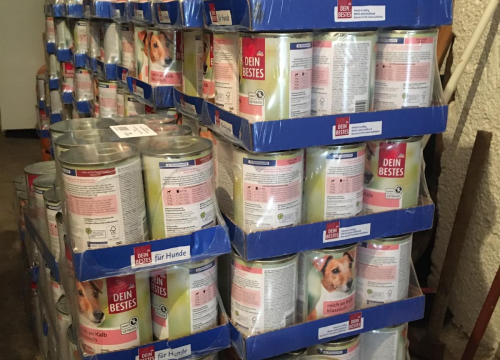 Fotografija 3 - Bravo dm! Lanac drogerija kninskoj udruzi donirao dvije i pol tisuće konzervi hrane za pse!
