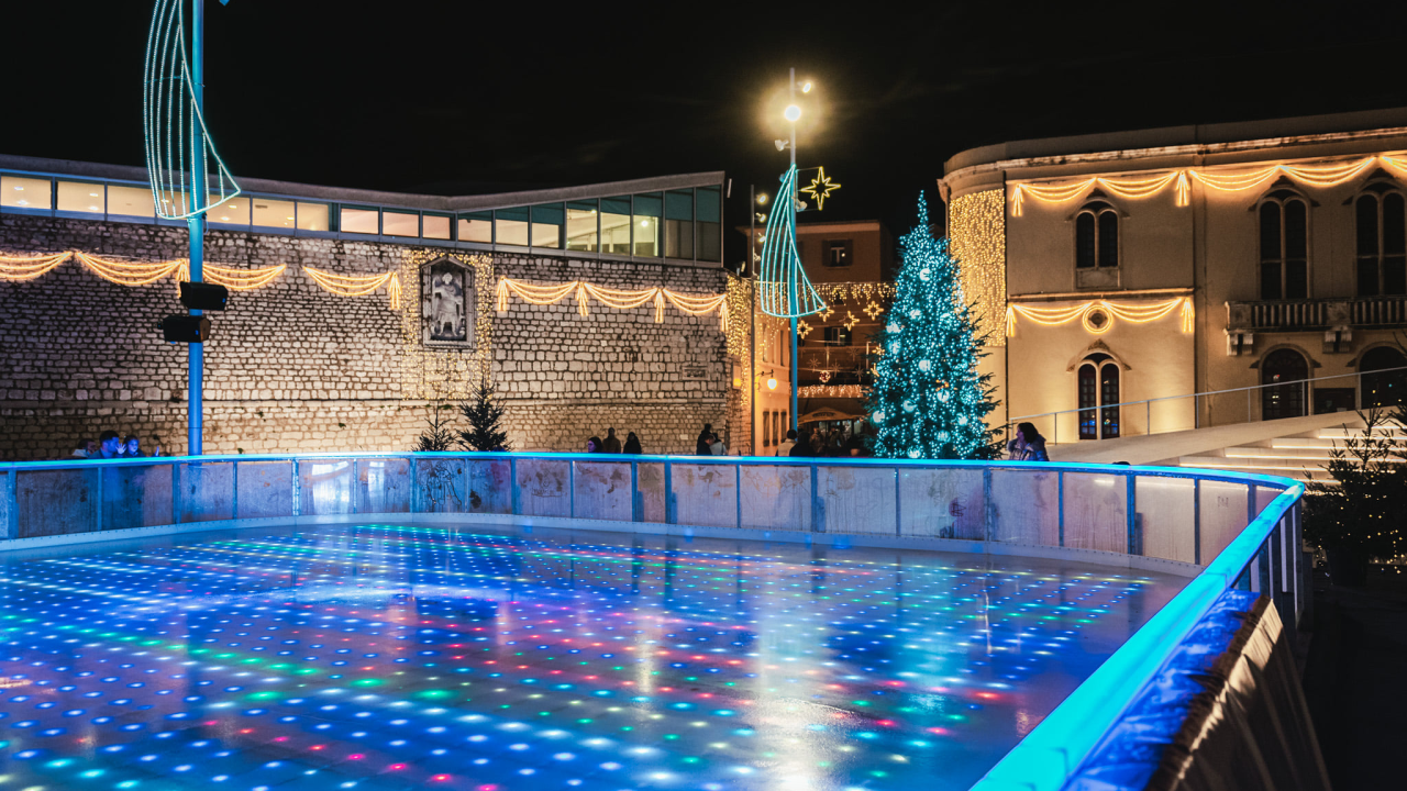 Klizalište na Poljani izgleda bajkovito! Prvi klizači na led  prošaran svjetlosnim efektima mogu već u subotu poslijepodne