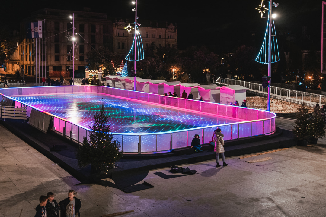 Klizalište na Poljani izgleda bajkovito! Prvi klizači na led  prošaran svjetlosnim efektima mogu već u subotu poslijepodne