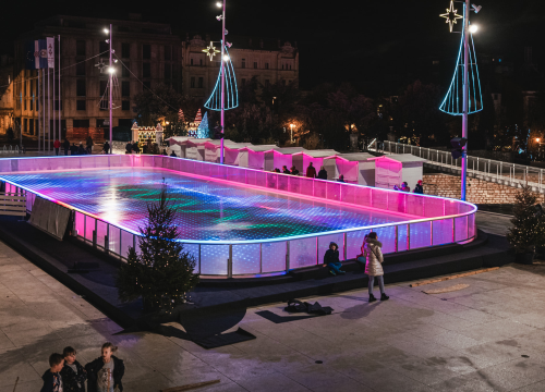 Fotografija 3 - Klizalište na Poljani izgleda bajkovito! Prvi klizači na led  prošaran svjetlosnim efektima mogu već u subotu poslijepodne