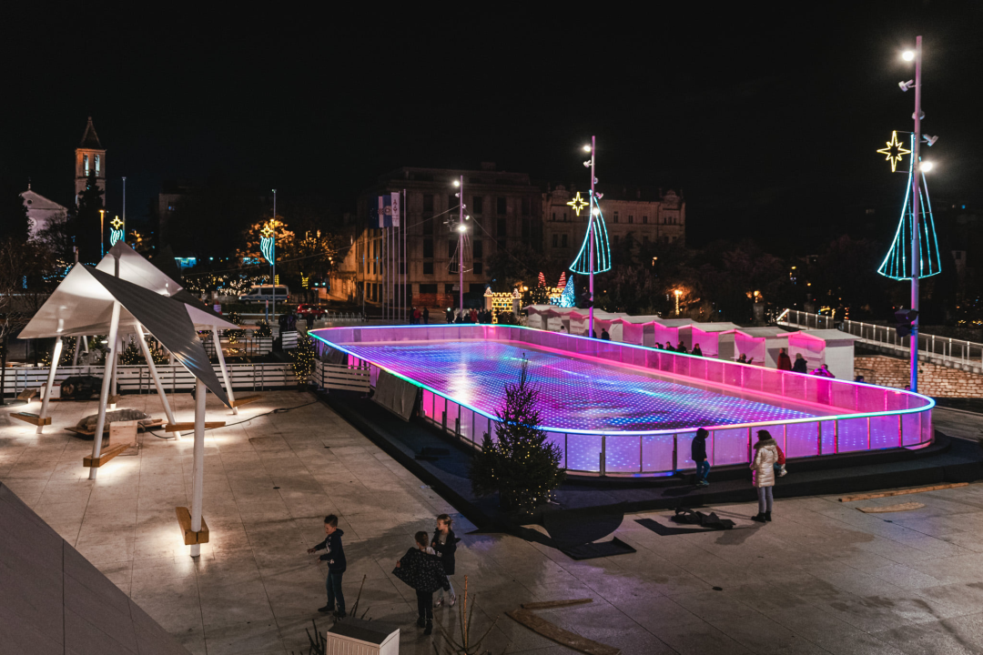 Klizalište na Poljani izgleda bajkovito! Prvi klizači na led  prošaran svjetlosnim efektima mogu već u subotu poslijepodne