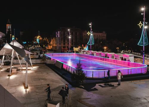 Fotografija 5 - Klizalište na Poljani izgleda bajkovito! Prvi klizači na led  prošaran svjetlosnim efektima mogu već u subotu poslijepodne