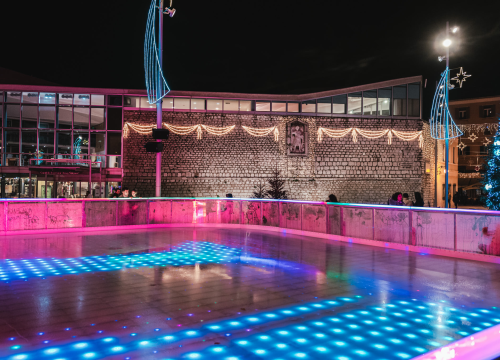 Fotografija 6 - Klizalište na Poljani izgleda bajkovito! Prvi klizači na led  prošaran svjetlosnim efektima mogu već u subotu poslijepodne