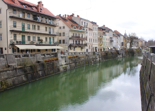 Svi vode svoju politiku: U Sloveniji je kuhano vino pandemijski rizično, ali pečeno kestenje nije