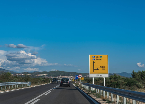 Bura jutros stvara probleme u prometu: Posebno kritično na dijelu Jadranske magistrale