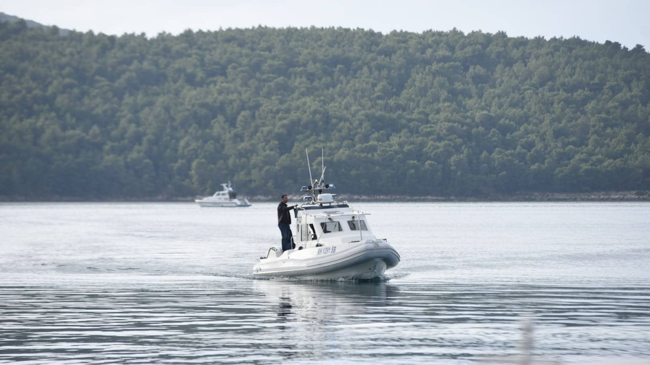 Pijani muškarac u Rijeci upao u more, od utapanja ga spasili policajac i prolaznik