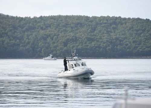 Pijani muškarac u Rijeci upao u more, od utapanja ga spasili policajac i prolaznik