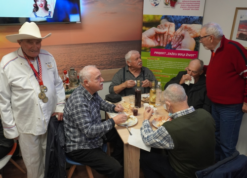 Danas se u Udruzi umirovljenika Krešimirova grada dobro jelo i pilo: Nagrađivani kuhar priredio pravu gozbu