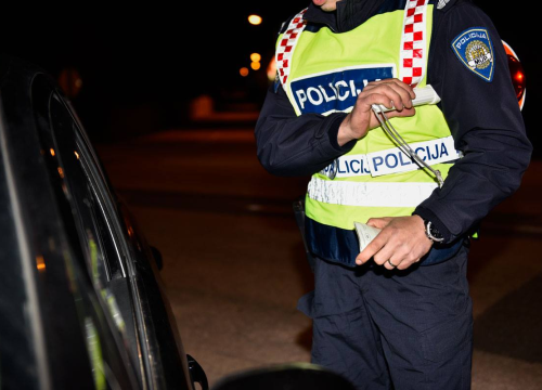 Noćas u Šibeniku uhićen vozač Škode (44): Vozio pod utjecajem alkohola i droge, vozačka mu je već ranije poništena