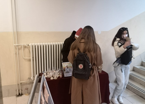 Fotografija 2 - Šibenski gimazijalci u školi prikupili 5826 kuna za liječenje male Kiare