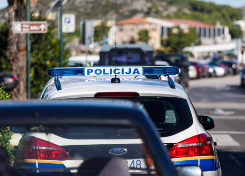 Motociklist (18) teško ozlijeđen nakon što mu je jučer u Šibeniku prednost oduzeo vozač Dacie (21)