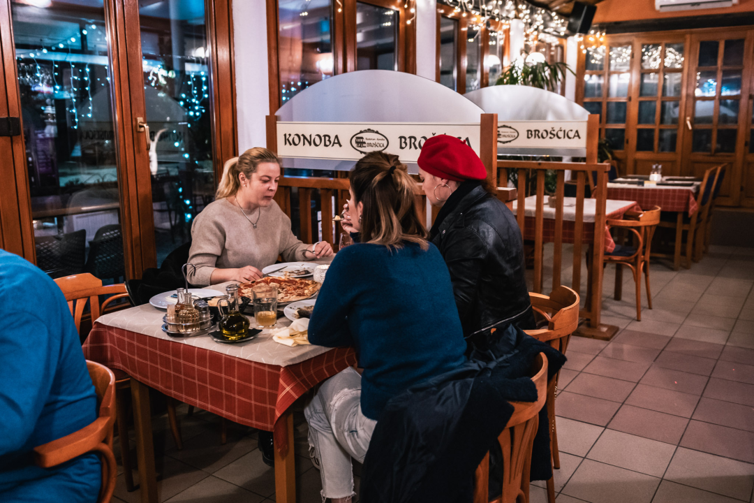 Osladite se vrhunskim delicijama iz konobe Brošćica u Tisnom!