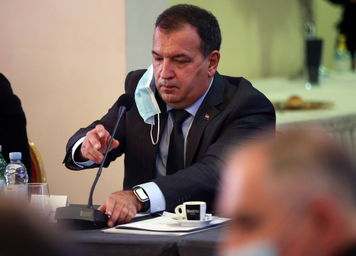 Beroš: 'Situacija je mirna, možemo produžiti radno vrijeme kafića na Badnjak i Novu godinu'