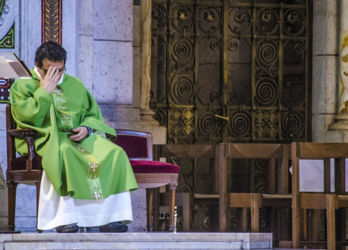 U Drnišu svećenik zatekao muškarca u krađi u župnom uredu: Uzeo novac od prodaje kalendara i svijeća