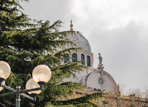 Blagdan je Sveta tri kralja: Gašpar, Melkior i Baltazar kao predstavnici Azije, Afrike i Europe, tada poznatog svijeta