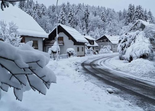 U Gorskom kotaru pola metra snijega, za vikend će ga biti još: Na cestama zimski uvjeti