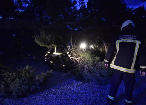 Olujna bura srušila stablo kod kuglane na Šubićevcu: Dio pao na parkirane automobile