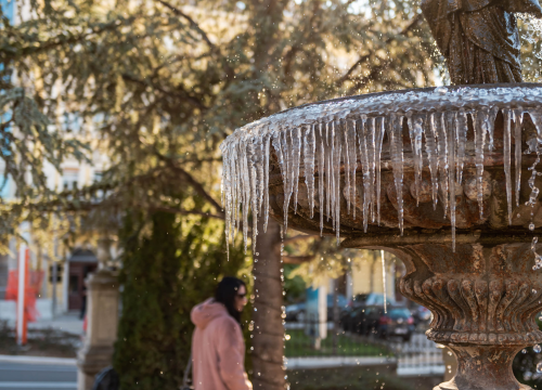 Zaledila fontana: Prije nego posegnete za mobitelom fotkati ovaj prizor u đardinu, pripazite gdje stajete