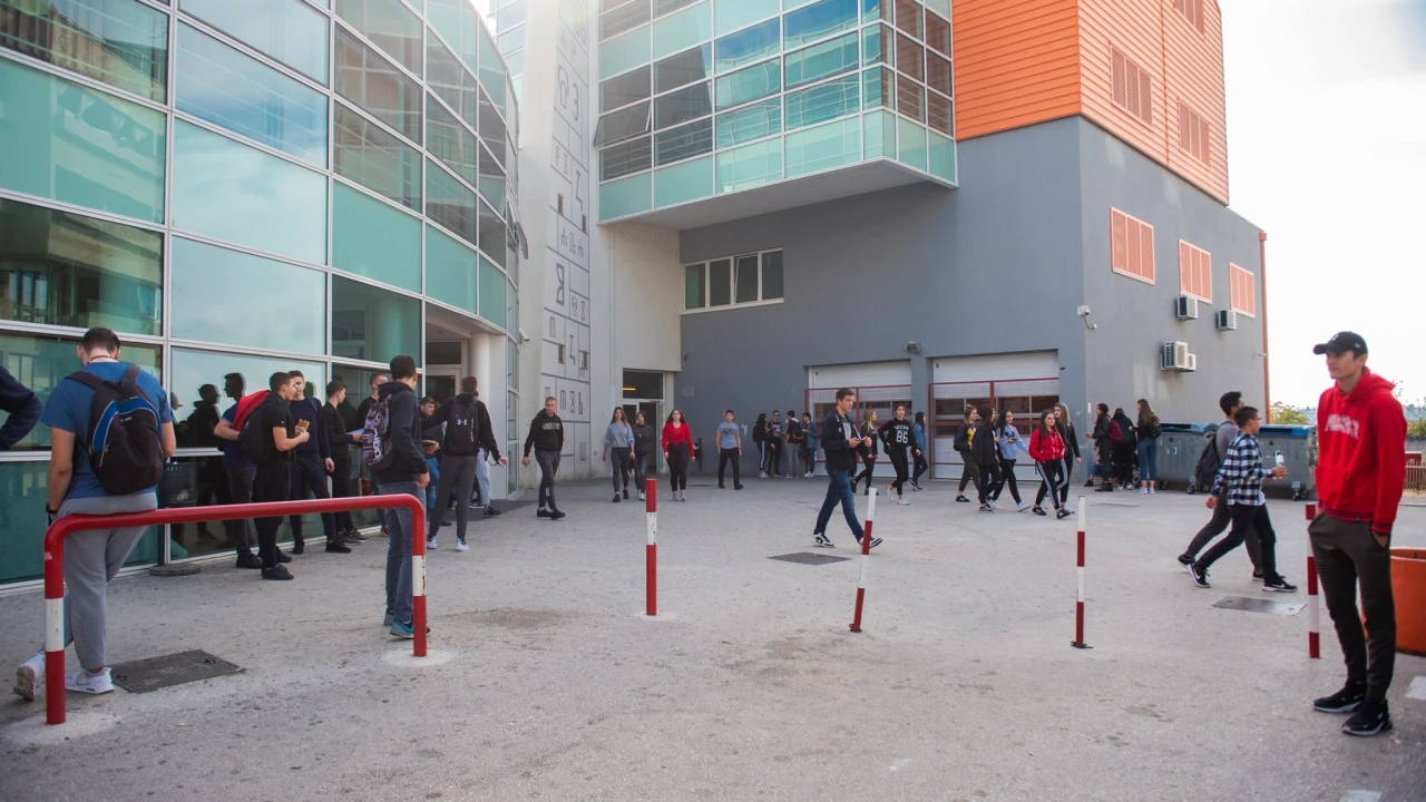 Broj zaraženih divlja i u školama, pogledajte najnovije brojke