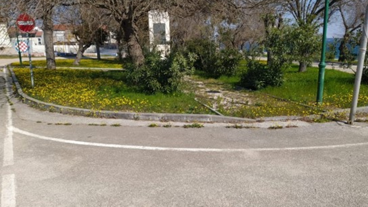 Grad planira urediti ovaj zapušteni parkić u Raslini i trg oko njega