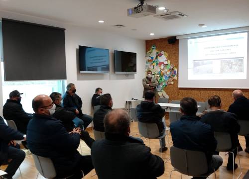 Fotografija 4 - Poljoprivrednici s Krke učili kako spasiti polja od veprova: Svima podijeljeni repelenti koji divlje svinje drže podalje