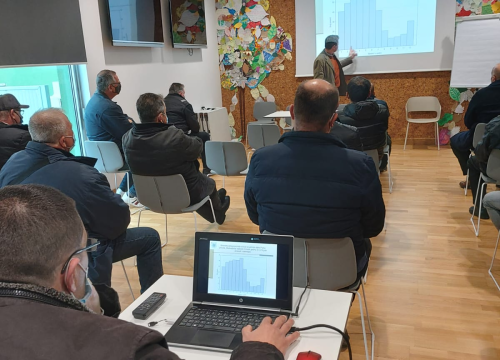 Fotografija 2 - Poljoprivrednici s Krke učili kako spasiti polja od veprova: Svima podijeljeni repelenti koji divlje svinje drže podalje