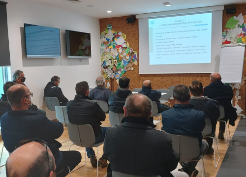 Fotografija 3 - Poljoprivrednici s Krke učili kako spasiti polja od veprova: Svima podijeljeni repelenti koji divlje svinje drže podalje