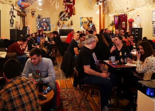 Povratak u devedesete: Nakon zimske pauze, pub kviz ekipa vraća se u Azimut