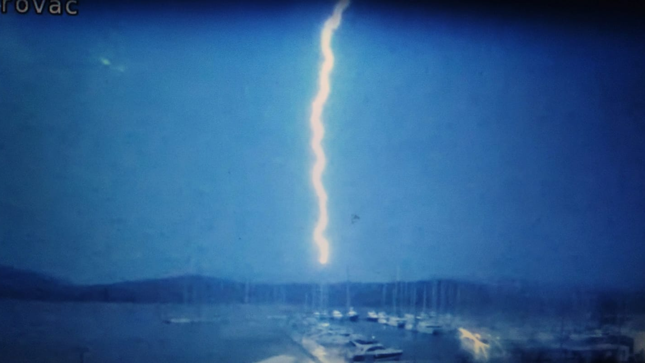 Kamera u Pirovcu sinoć snimila direktni udar munje u jarbol jedrilice