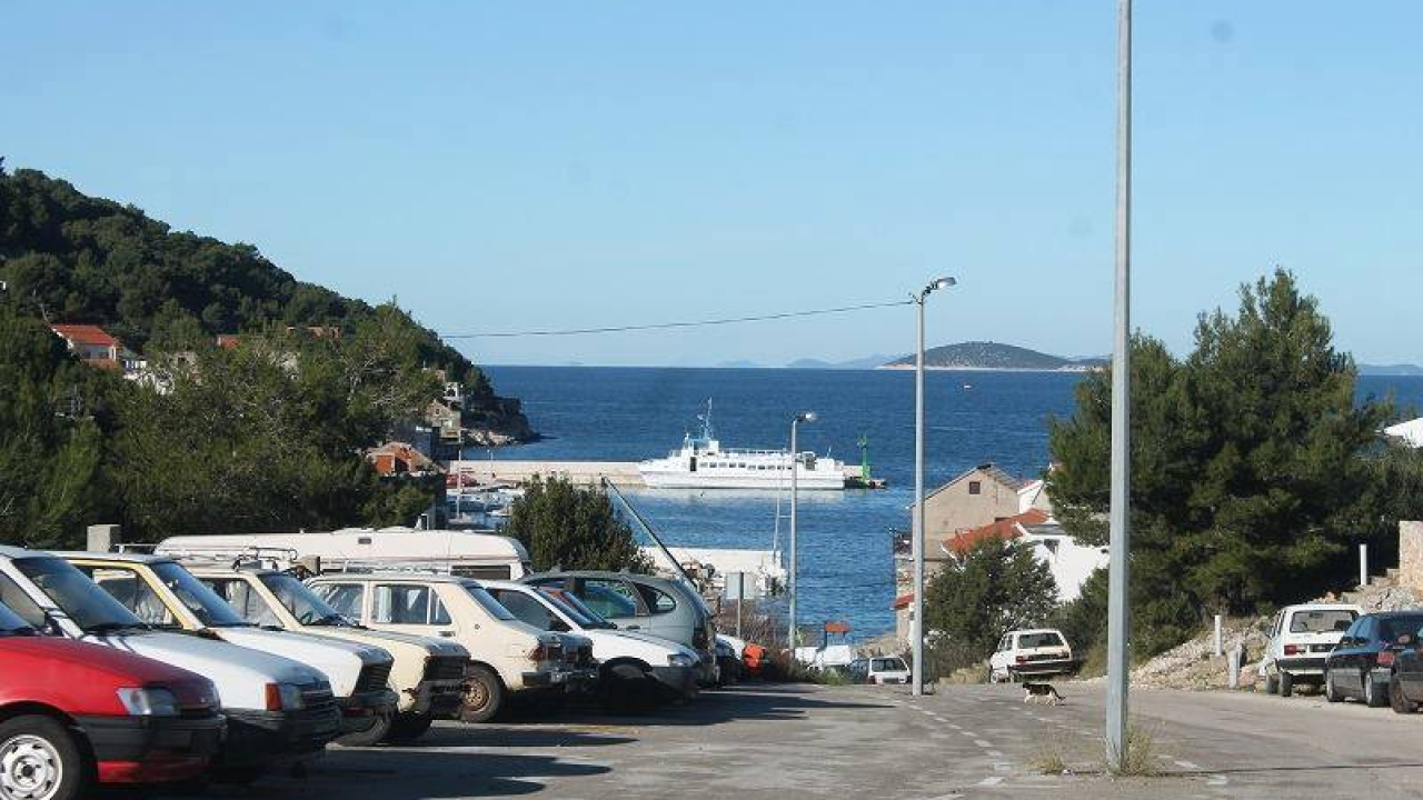 Muškarac (47) probušio sve gume na oba automobila 59-godišnjaka na Žirju