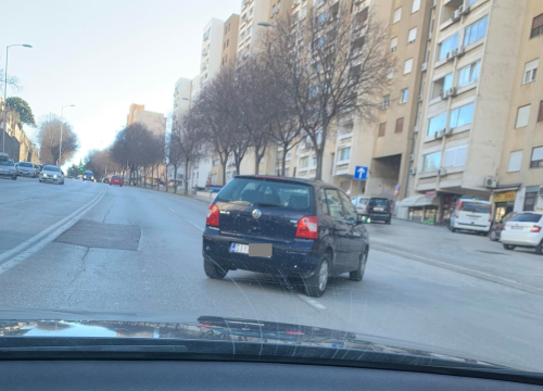 Auto šibenskih registracija stoji parkiran nasred prometne ulice u Splitu