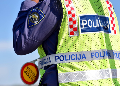 Vozač Peugeota (51) u Tribunju uhvaćen kako vozi bez dozvole i bez pojasa: Priveden je na sud