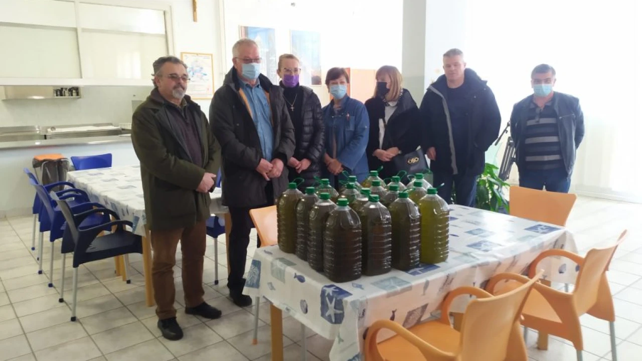Dalmatinski uljari darovali 85 litara ulja Centru Šubićevac, Cvjetnom domu i Caritasu