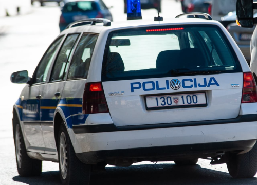 Kod Tromilje pretjecao preko pune crte, ignorirao sva policijska upozorenja i nastavio voziti: Oduzimaju mu auto