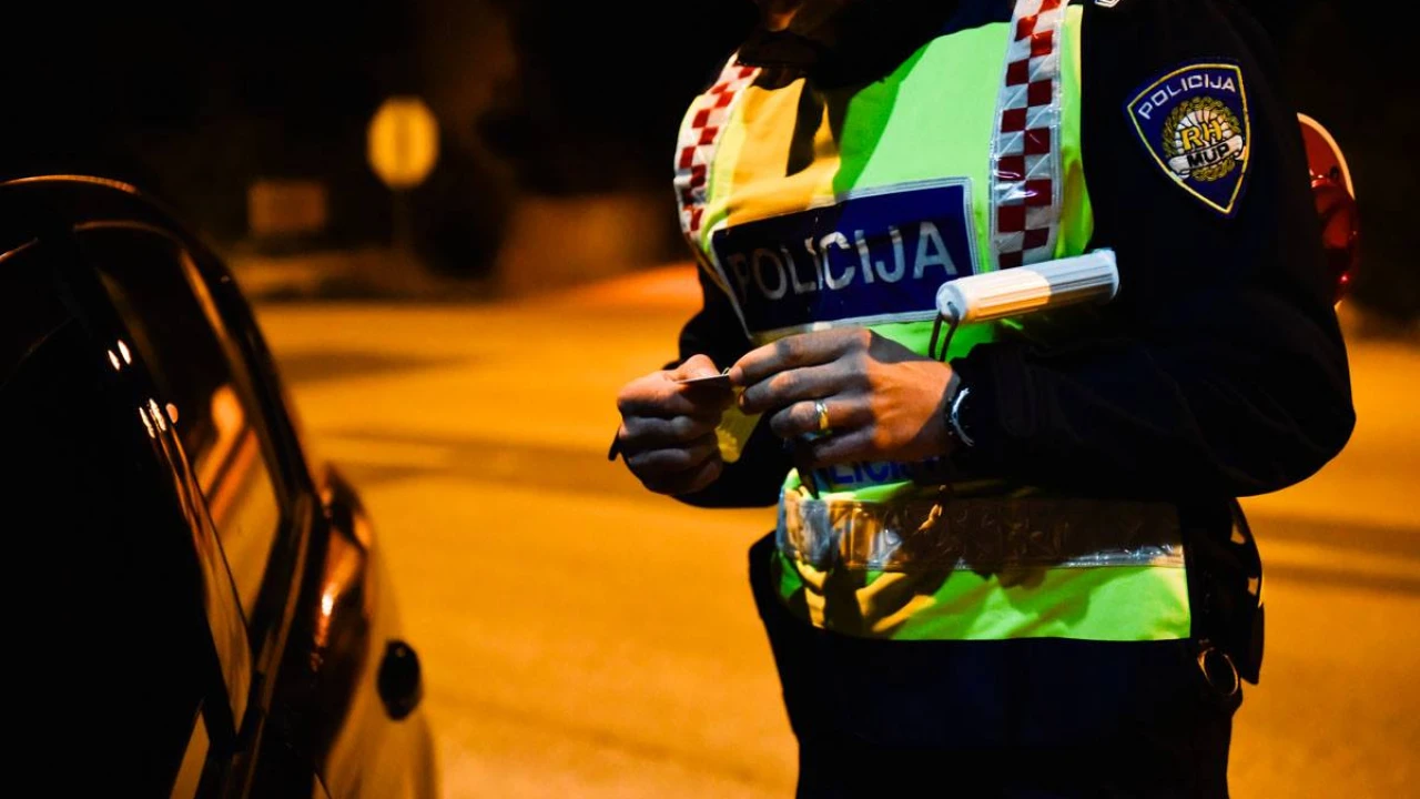 Muškarac (70) u Žitniću pijan i bez dozvole vozio auto: Zaustavila ga policija