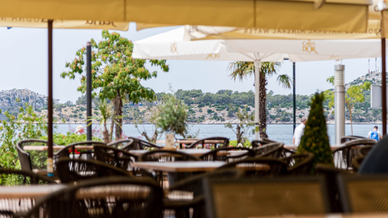 Uživajte u kavi i ukusnim kolačima na osunčanoj terasi Hotela Jadran!