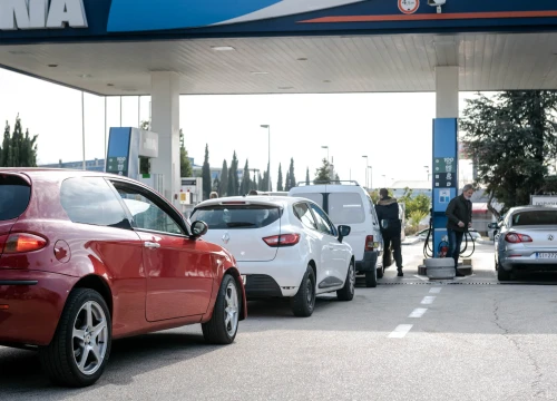 Gorivo od ponoći poskupljuje, gužve na benzinskim postajama u Šibeniku: Vlada objavila nove cijene