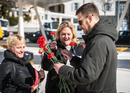 Povodom Dana žena SDP-ovci dijelili karanfile na Poljani