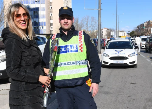 Prometna zaustavlja, ali ne piše kazne: Policajci vozačicama čestitali Dan žena