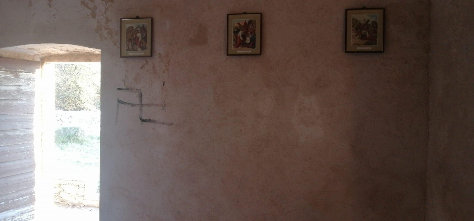 Netko je provalio u crkvu sv. Mihovila na Pisku: Oštećen inventar i išarani zidovi