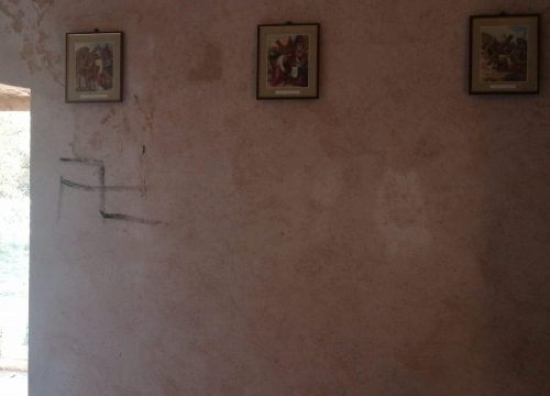 Fotografija 2 - Netko je provalio u crkvu sv. Mihovila na Pisku: Oštećen inventar i išarani zidovi