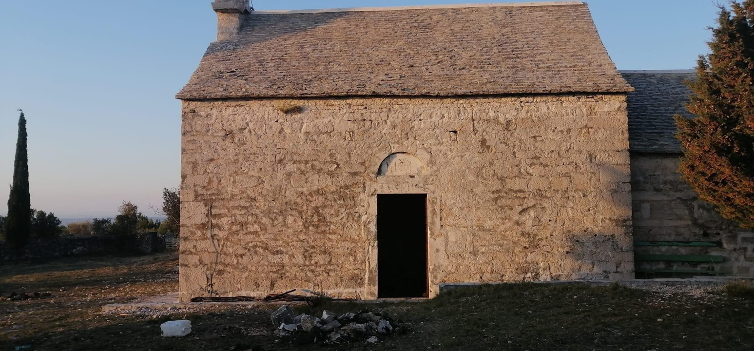 Netko je provalio u crkvu sv. Mihovila na Pisku: Oštećen inventar i išarani zidovi